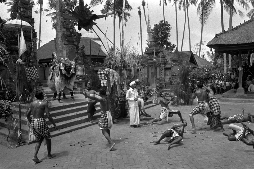 Staatsbezoek koningin Juliana en Prins Bernhard aan Indonesie, voor de tempel va, Bestanddeelnr 924-8982