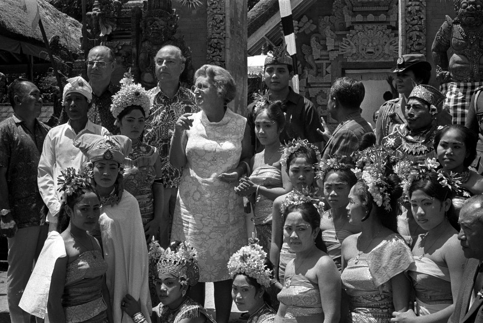 Staatsbezoek koningin Juliana en Prins Bernhard aan Indonesie, voor de tempel va, Bestanddeelnr 924-8980