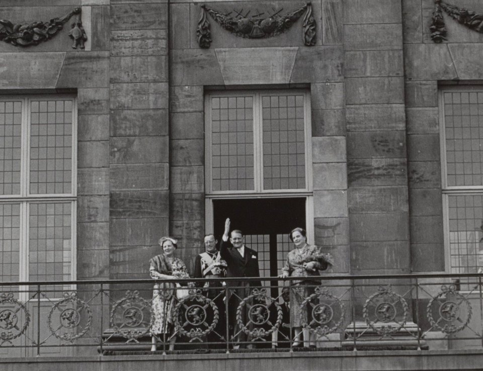 Staatsbezoek Franse president Coty aan Nederland. Op het balkon van het Paleis o, Bestanddeelnr 079-0501 (cropped)
