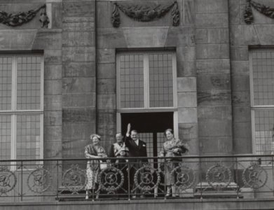Staatsbezoek Franse president Coty aan Nederland. Op het balkon van het Paleis o, Bestanddeelnr 079-0501 (cropped)