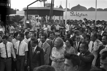 Staatsbezoek HM en Prins Bernhard aan Indonesie, HM , Prins Bernhard en presiden, Bestanddeelnr 924-8686