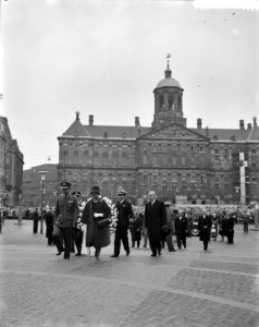 Staatsbezoek Koning en Koningin van Thailand , kranslegging door Thais Koningspa, Bestanddeelnr 911-6956