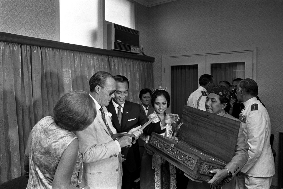 Staatsbezoek HM en Prins Bernhard aan Indonesie, gouverneur Sadikin van Djakarta, Bestanddeelnr 924-8683