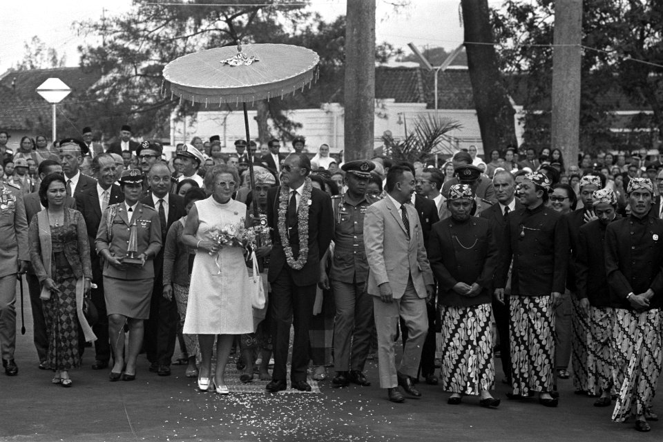 Staatsbezoek koningin Juliana en Prins Bernhard aan Indonesie, koningin Juliana , Bestanddeelnr 924-8815