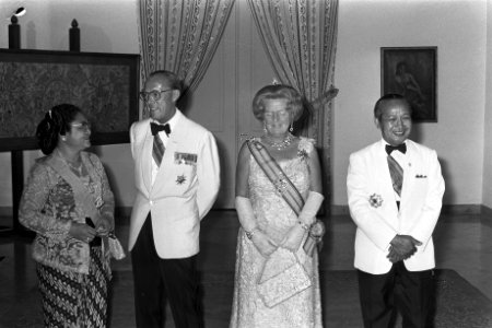 Staatsbezoek koningin Juliana en prins Bernhard aan Indonesie, mevrouw Soeharto,, Bestanddeelnr 924-8641