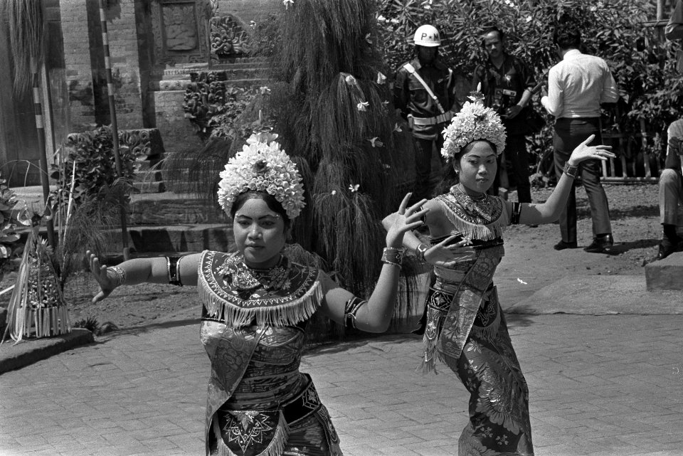 Staatsbezoek koningin Juliana en Prins Bernhard aan Indonesie, voor de tempel va, Bestanddeelnr 924-8986