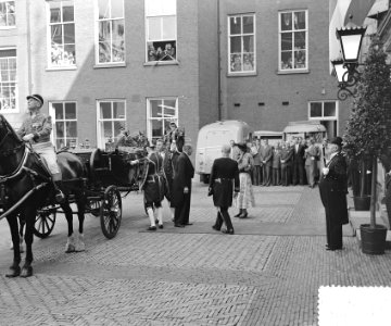 Staatsbezoek Franse president Coty aan Nederland. Amsterdam, middag rijtoer, aa…, Bestanddeelnr 906-6088