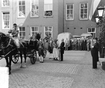 Staatsbezoek Franse president Coty aan Nederland. Amsterdam, middag rijtoer, aa…, Bestanddeelnr 906-6089