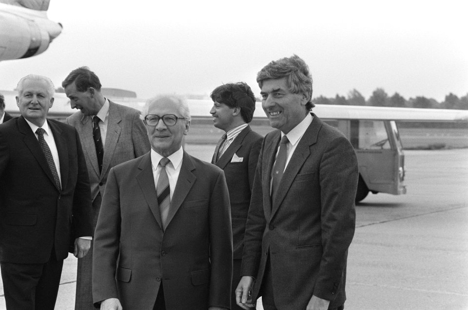 Staatsbezoek DDR-president Erich Honecker begroeting door premier Lubbers, Bestanddeelnr 934-0016