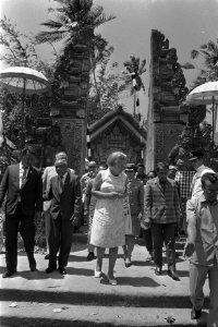 Staatsbezoek koningin Juliana en Prins Bernhard aan Indonesie, voor de tempel va, Bestanddeelnr 924-8989