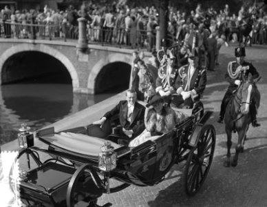 Staatsbezoek Franse president Coty aan Nederland. Amsterdam, middag rijtoer, ri…, Bestanddeelnr 906-6082