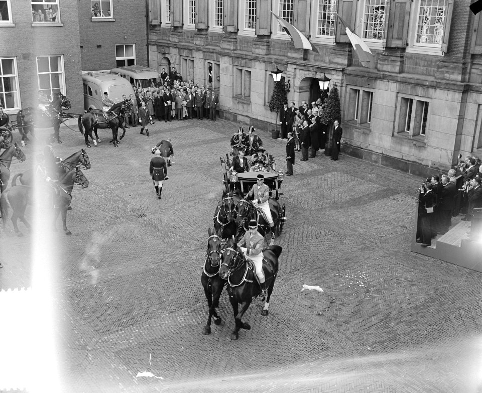 Staatsbezoek Franse president Coty aan Nederland. Amsterdam, middag rijtoer, aa…, Bestanddeelnr 906-6086