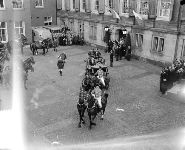 Staatsbezoek Franse president Coty aan Nederland. Amsterdam, middag rijtoer, aa…, Bestanddeelnr 906-6086