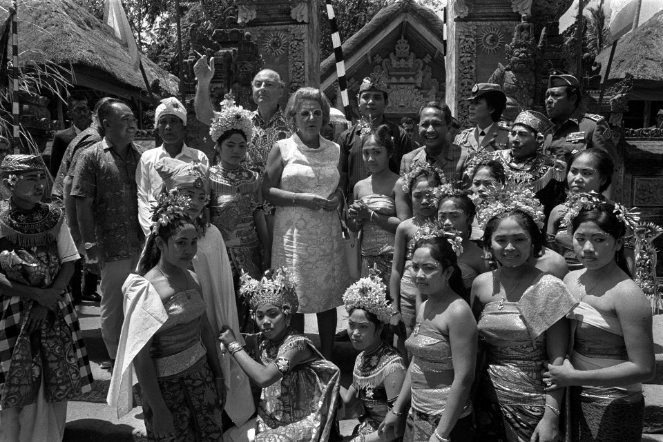 Staatsbezoek koningin Juliana en Prins Bernhard aan Indonesie, koningin Juliana , Bestanddeelnr 924-8959