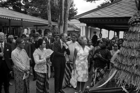 Staatsbezoek aan Indonesie van koningin Juliana en Prins Bernhard bezoek Kraton , Bestanddeelnr 924-8945