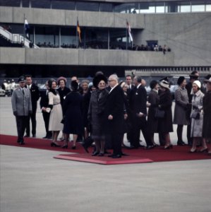 Staatsbezoek HM en Prins Bernhard aan West Duitsland aankomst HM en Prins op v, Bestanddeelnr 254-8977
