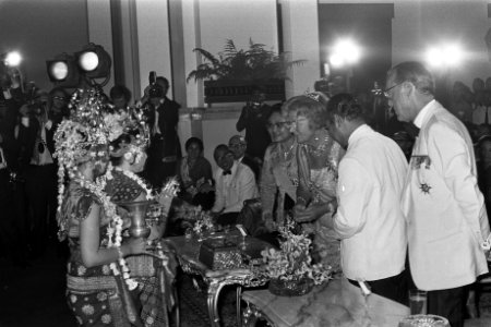 Staatsbezoek HM en Prins Bernhard aan Indonesie, culturele avond in Istana Negar, Bestanddeelnr 924-8659