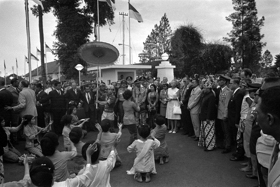 Staatsbezoek koningin Juliana en Prins Bernhard aan Indonesie, koningin Juliana , Bestanddeelnr 924-8818
