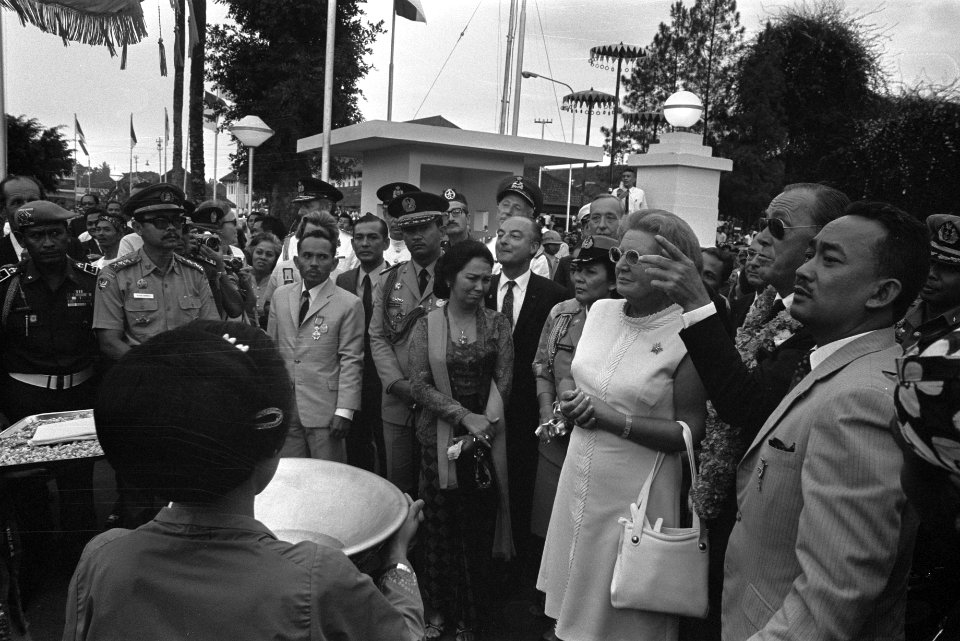 Staatsbezoek koningin Juliana en Prins Bernhard aan Indonesie, koningin Juliana , Bestanddeelnr 924-8817