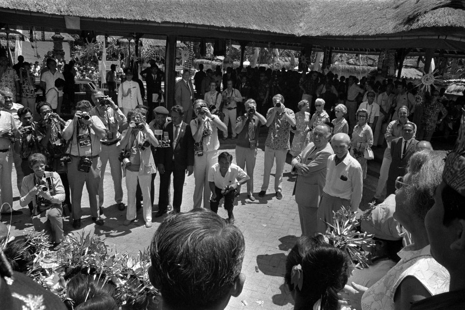 Staatsbezoek koningin Juliana en Prins Bernhard aan Indonesie, voor de tempel va, Bestanddeelnr 924-8988