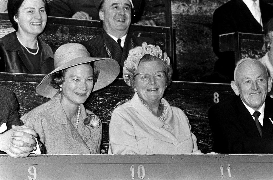 Staatsbezoek. koningin Juliana en Groothertogin op bloemenveiling te Aalsmeer, i, Bestanddeelnr 920-6994