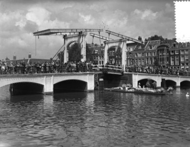 Staatsbezoek Franse president Coty aan Nederland. Amsterdam, middag rijtoer, ov…, Bestanddeelnr 906-6081