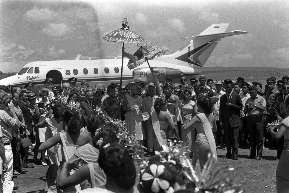 Staatsbezoek koningin Juliana en Prins Bernhard aan Indonesie, koningin Juliana , Bestanddeelnr 924-8971