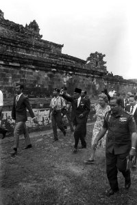 Staatsbezoek koningin Juliana en Prins Bernhard aan Indonesie, koningin Juliana , Bestanddeelnr 924-8962