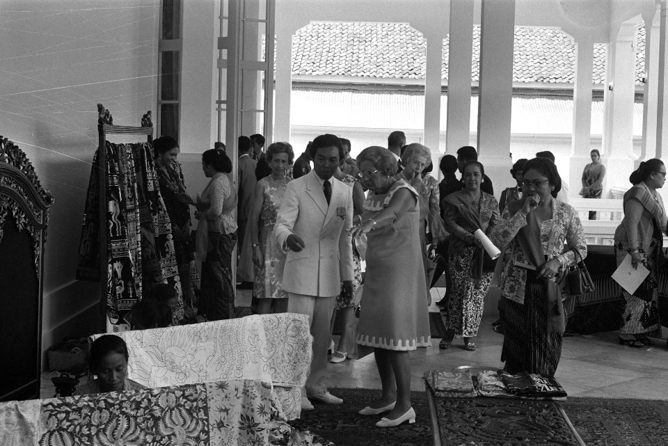Staatsbezoek aan Indonesie, koningin Juliana en mw Soeharto hebben koffieparty i, Bestanddeelnr 924-8700