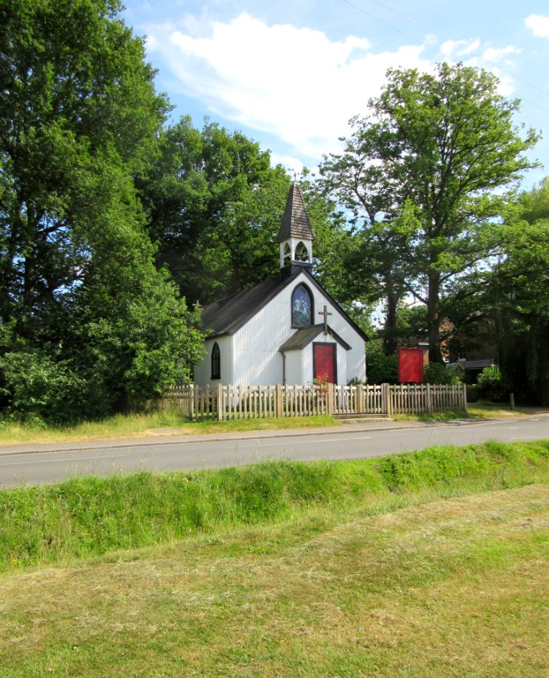St George's Church, West End, Esher (June 2015) (1)