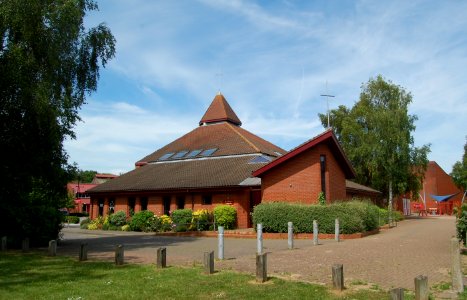 St Peter's Church, Shakespeare Road, Boyatt Wood, Eastleigh (June 2019) (3)