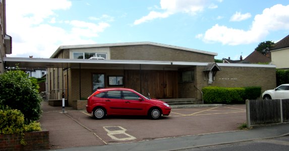 St Hugh of Lincoln's Church, Victoria Road, Knaphill (June 2015) (2)