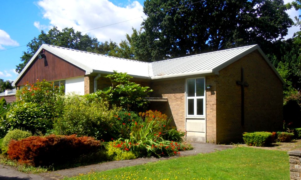 St Francis' Church, Balcombe Road, Horley (August 2016) (2)