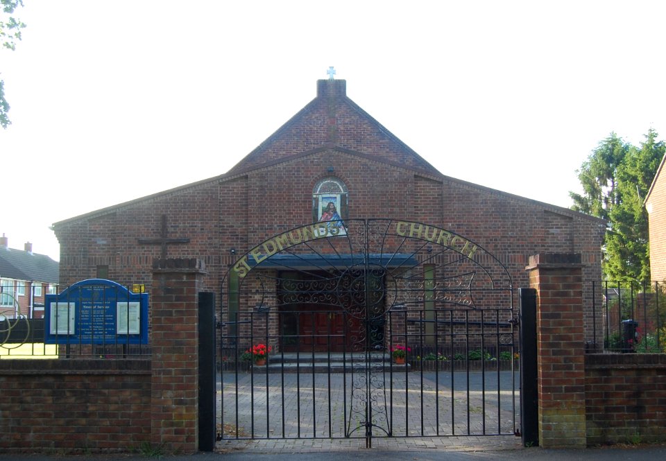 St Edmund's RC Church, Napier Road, Horndean (May 2019) (2)