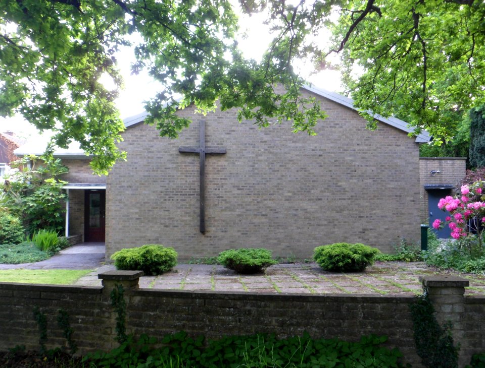 St Francis' Church, Balcombe Road, Horley (June 2013) (3)