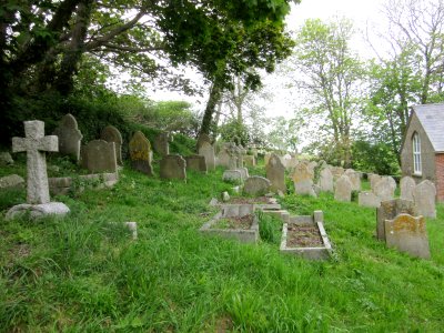 St Catherine's Chapel (Niton Baptist Church), Institute Hill, Niton (May 2016) (Graveyard) (2)