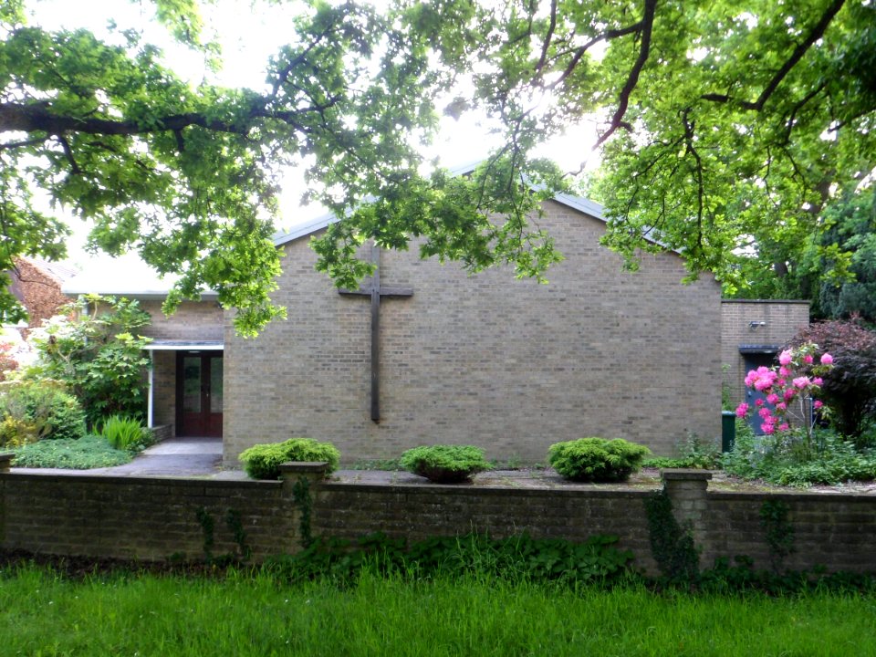 St Francis' Church, Balcombe Road, Horley (June 2013) (2)