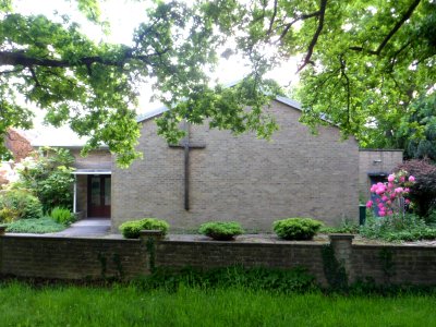St Francis' Church, Balcombe Road, Horley (June 2013) (2)