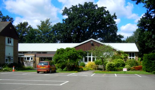 St Francis' Church, Balcombe Road, Horley (August 2016) (1)