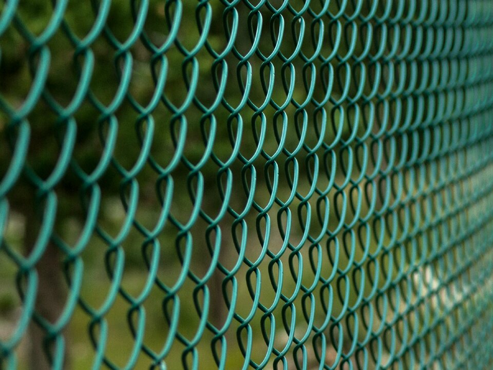 Fence closing metal mesh