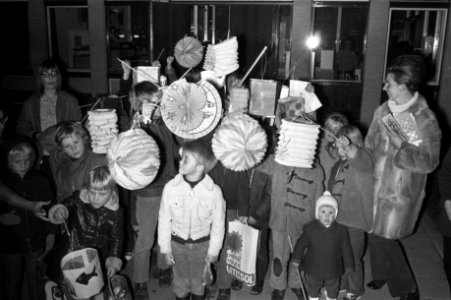 St Maartenfeest kinderen met lampions in Banne Buiksloot Amsterdam, Bestanddeelnr 925-1292