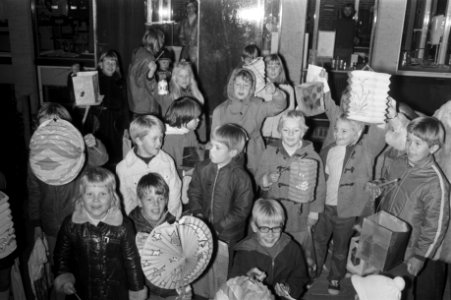 St Maartenfeest kinderen met lampions in Banne Buiksloot Amsterdam, Bestanddeelnr 925-1290