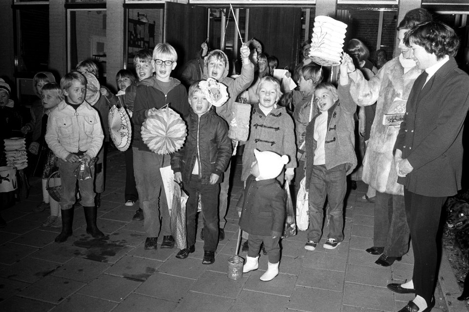 St Maartenfeest kinderen met lampions in Banne Buiksloot Amsterdam, Bestanddeelnr 925-1291