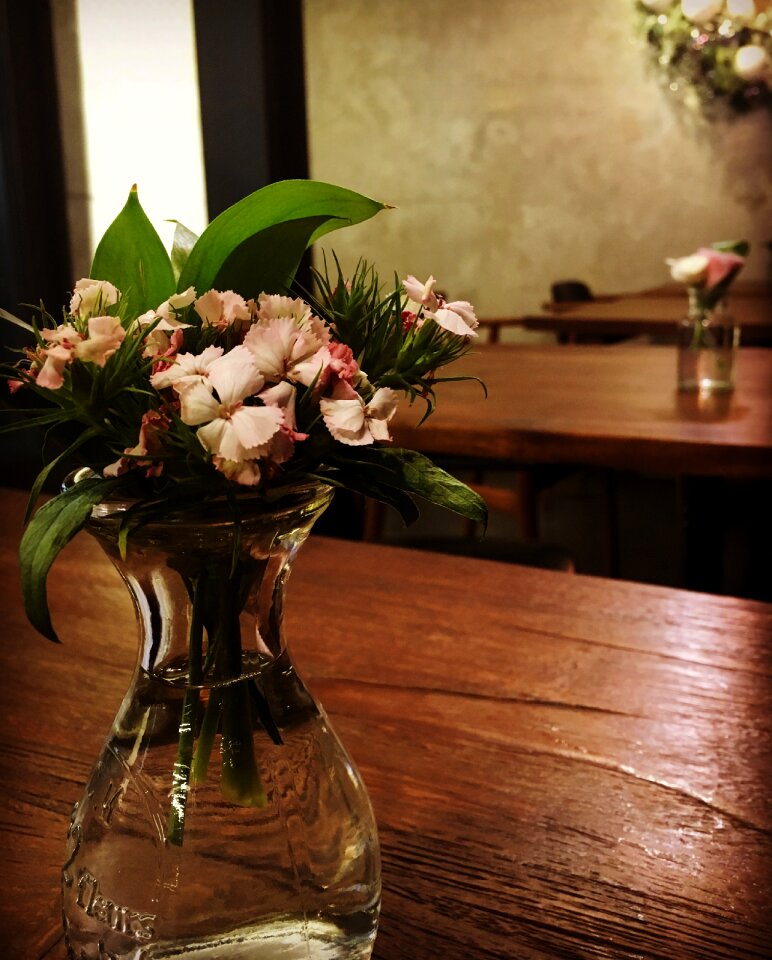 Cafe a small bottle flower-design table