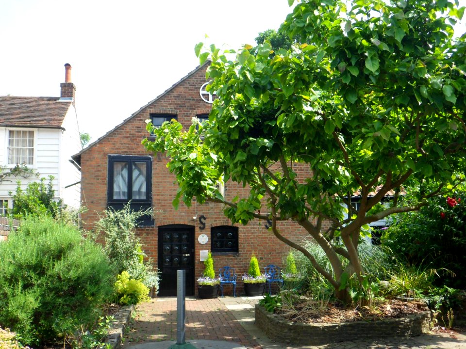 St Michael's Spiritualist Church and Sanctuary, Church Road, Ewell (July 2013) (3)