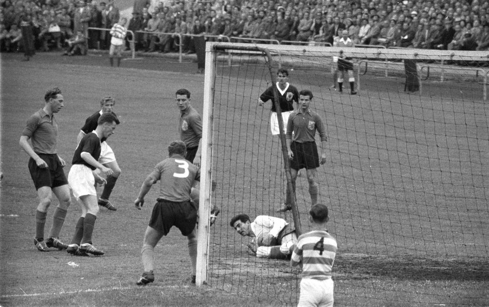 Spelmoment voor het Nederlandse doel. v.l.n.r. Klaassens, Kraay, Van der Hart , , Bestanddeelnr 910-4041