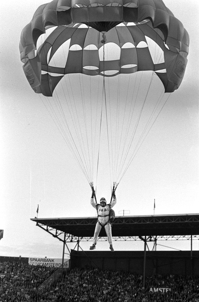 Spelmomenten oud-Ajax tegen oud-Feyenoord, parachute-springer in Olympisch Stadi, Bestanddeelnr 926-5996