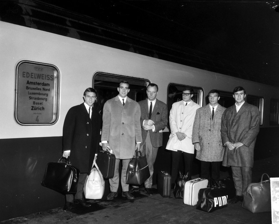 Spelers terwijl ze bij vertrek op het Centraal Station wachten, v.l.n.r. Flinkev, Bestanddeelnr 918-4391