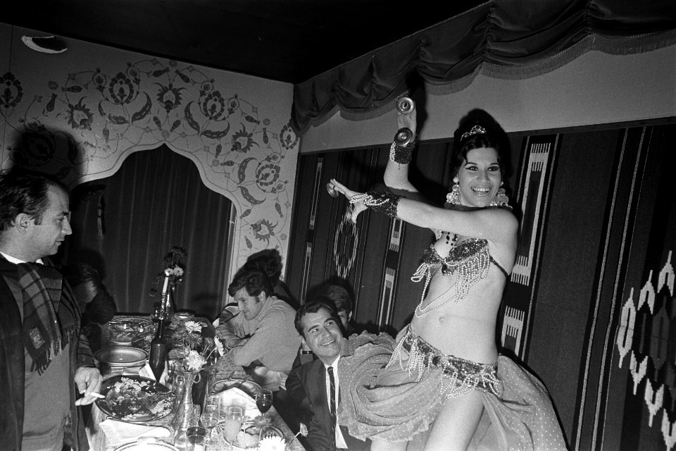 Spelers Fenerbache lunchen in restaurant Istambul optreden buikdanseres, Bestanddeelnr 921-8500