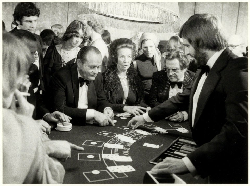 Spelers in het casino in hotel Bouwes. NL-HlmNHA 54005743